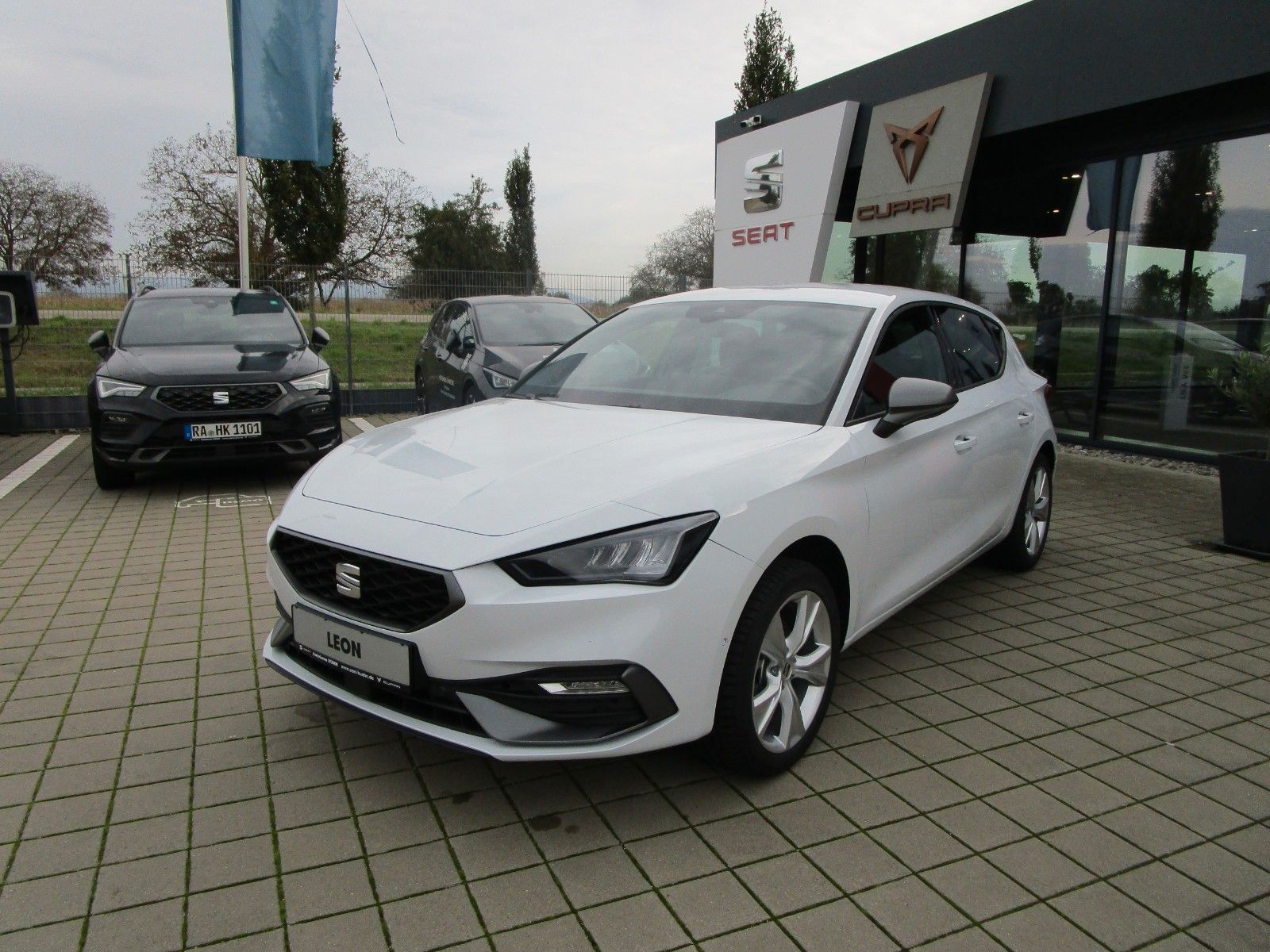 Seat Leon FR 1.5 eTSI DSG *NAVI*SHZ*PDC*ACC*