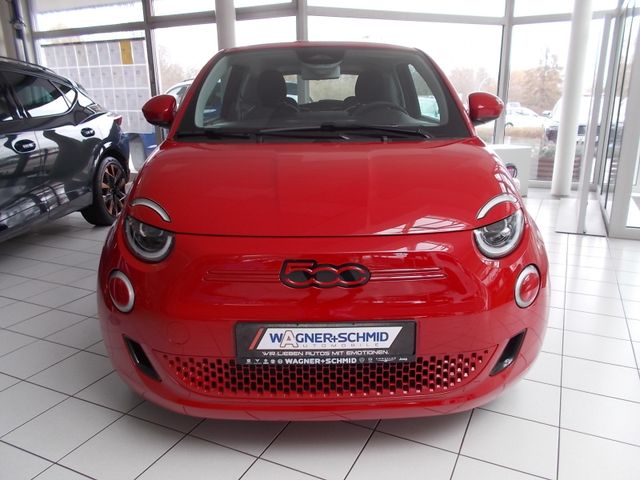 FIAT 500e Red Edition 42 kWh + WENIG KILOMETER